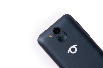 Detailní záběr na zadní stranu oceánově modrého telefonu BlindShell Classic 3.