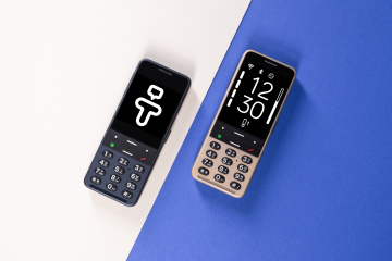 Dva telefony BlindShell na rozděleném pozadí v barvách světle béžové a modré. Telefon vlevo je tmavé barvy a na obrazovce zobrazuje logo aplikace Tandem. Telefon vpravo je zlaté barvy, zobrazuje čas 12:30 a další ikony stavu.