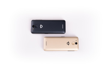 Na obrázku jsou zobrazeny dva telefony BlindShell Classic 3 v elegantním uspořádání. Jeden telefon je v matné tmavě modré barvě, zatímco druhý v jemné zlaté. Telefony jsou zobrazeny z pohledu zadní strany, s výrazným logem BlindShell ve středu a čočkou fotoaparátu umístěnou nahoře.