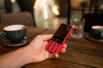 Červený telefon BlindShell Classic 2 v ruce