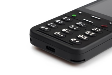 Detailní záběr tlačítek černého telefonu BlindShell Classic 2