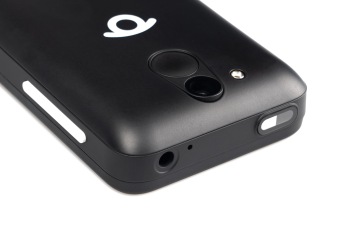 Detailní záběr horní strany černého telefonu BlindShell Classic 2