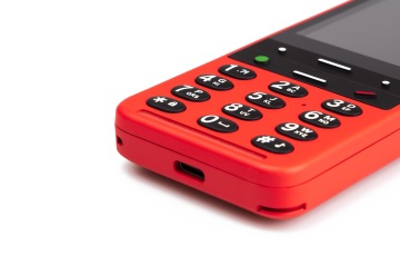 Detailní záběr tlačítek červeného telefonu BlindShell Classic 2