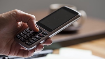Mobilní telefon BlindShell Classic Lite v ruce