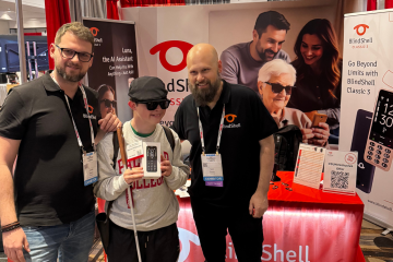 Vlevo náš obchodní zástupce Jakub, vpravo Sam, hvězda našeho stánku, a uprostřed vítěz BlindShell Classic 3. Všichni tři se usmívají, což vytváří vřelou a přátelskou atmosféru.